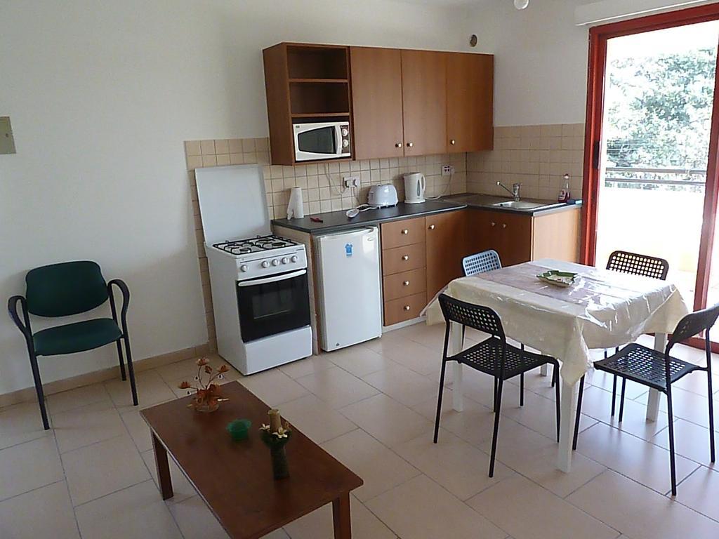 Valentinos Court Apartment Paphos Room photo